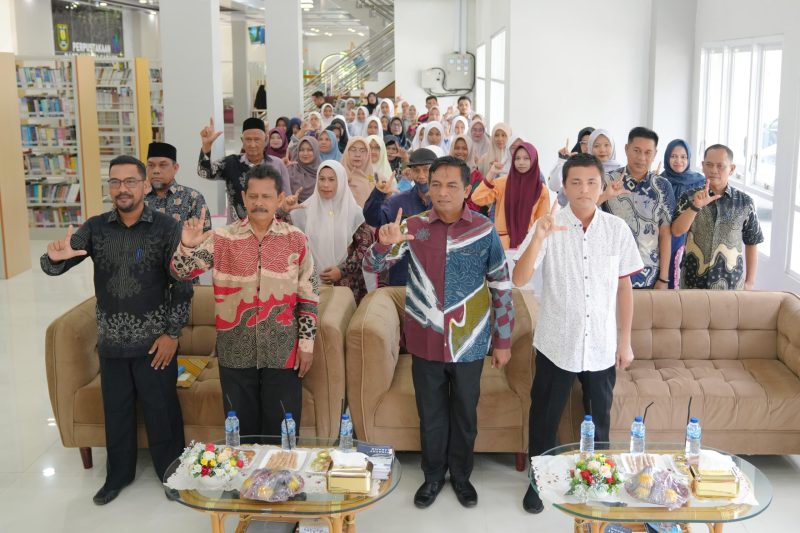 Ⓒ Hak cipta foto di atas dikembalikan sesungguhnya kepada pemilik foto Ⓒ Hak cipta foto di atas dikembalikan sesungguhnya kepada pemilik foto'Hikayat Sabang' dari Masa Lamuri Hingga Pelabuhan Bebas karya Antoni Abdul Fattah, di Gedung Layanan Perpustakaan Kota Sabang, Kamis (22/5). FOTO/Humas.