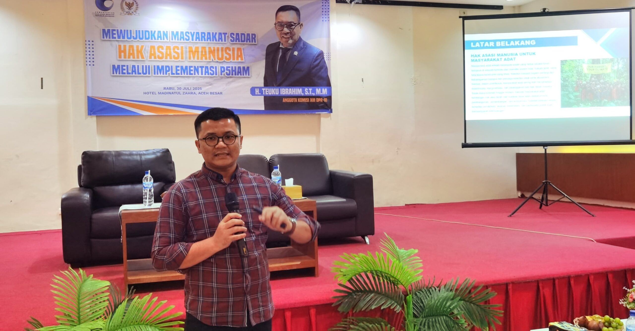 Ⓒ Hak cipta foto di atas dikembalikan sesungguhnya kepada pemilik foto Tenaga Ahli Anggota DPR RI H Teuku Ibrahim Iswadi SH MELP saat tampil sebagai narasumber pada acara sosialisasi P5HAM di Aceh Rabu 3072025 FOTOOrinewsDN
