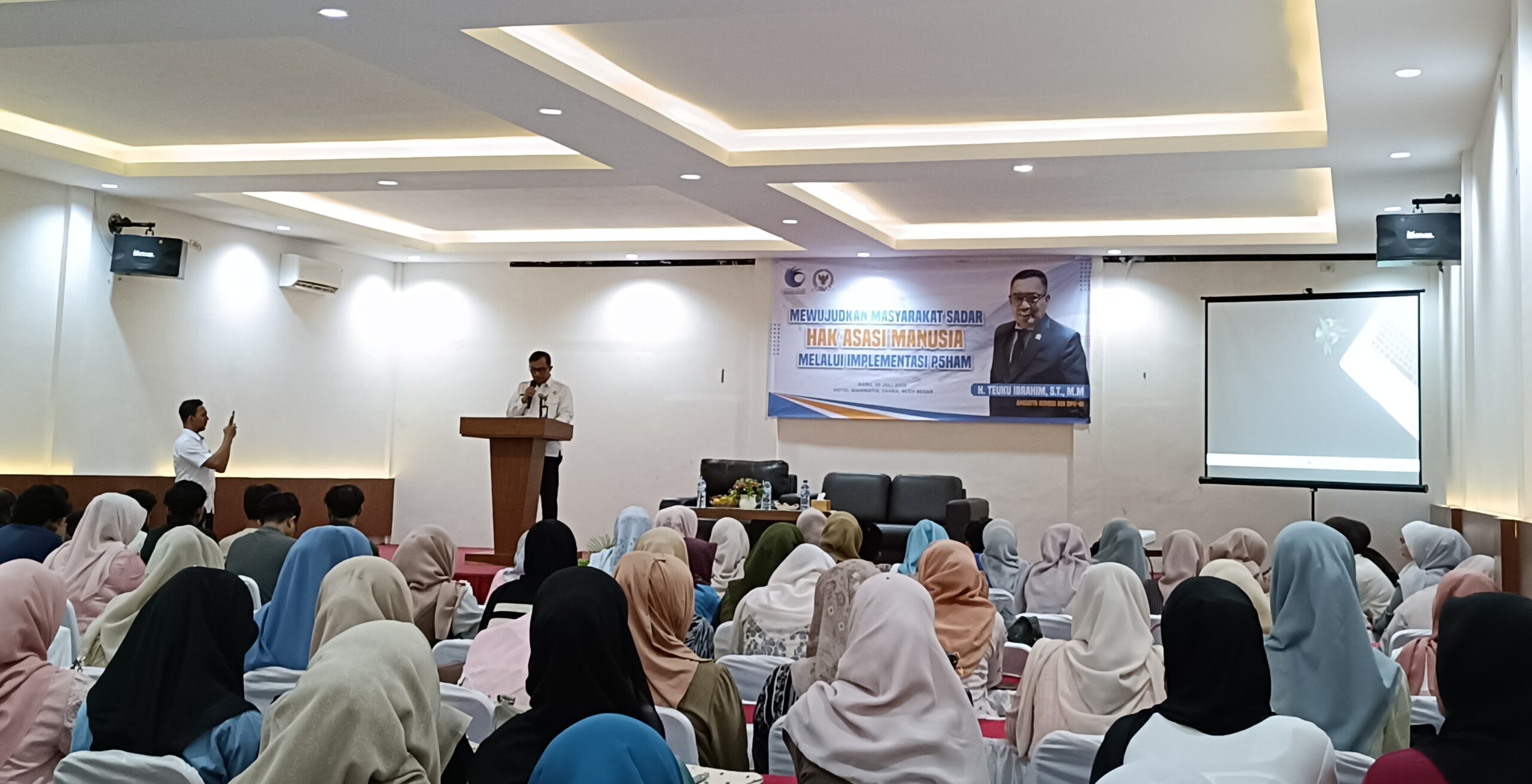 Ⓒ Hak cipta foto di atas dikembalikan sesungguhnya kepada pemilik foto Kakanwil KemenHAM Aceh Bukhari saat memberikan sambutan pada acara sosialisasi P5HAM di Aceh Rabu 3072025 FOTOOrinewsid